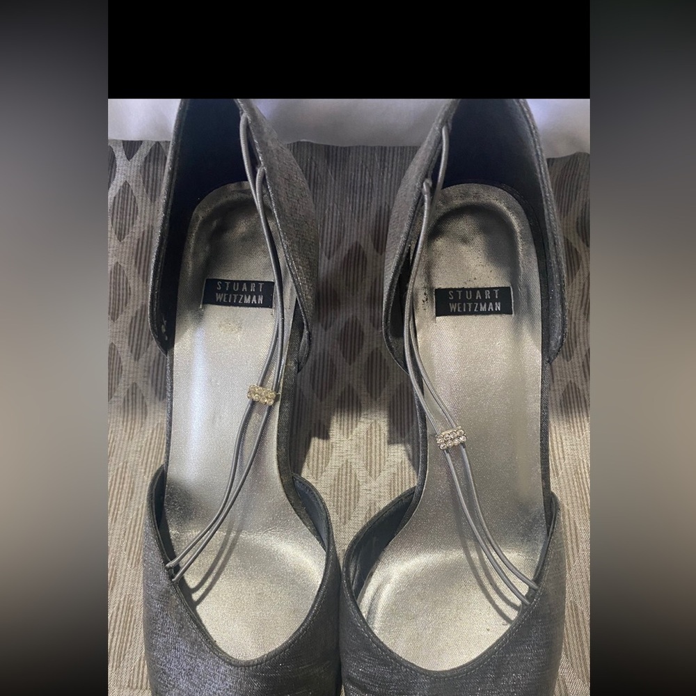 Beautiful silver short pumps in excellent condition!
Rhinestone accent.